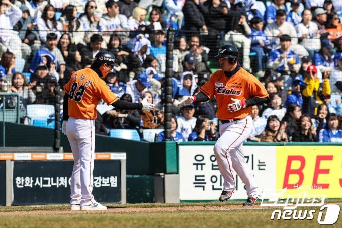 한화 이재원이 9일 삼성과의 시범경기에서 솔로 홈런을 치고 베이스를 돌고 있다.(한화 이글스 제공)
