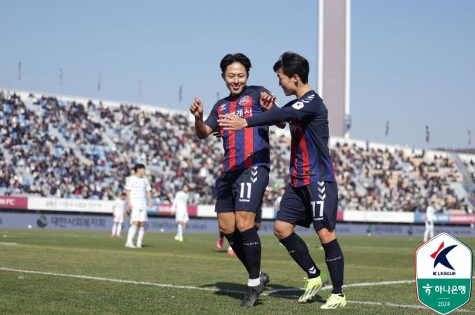 수원FC 이승우가 2경기 연속 득점을 올린 뒤 세리머니를 하고 있다. (한국프로축구연맹 제공)