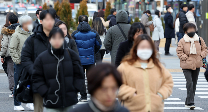 일요일인 10일은 전국이 대체로 맑은 가운데 일교차가 큰 날씨가 예상된다. 사진은 사진은 서울 종로구 세종대로 인근을 지나는 직장인들 모습. /사진=뉴시스
