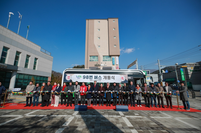 남양주시 수동면 사무소 앞 광장에서 98번 버스 노선의 신설 개통을 위한 개통식이 진행됐다. /사진=남양주시