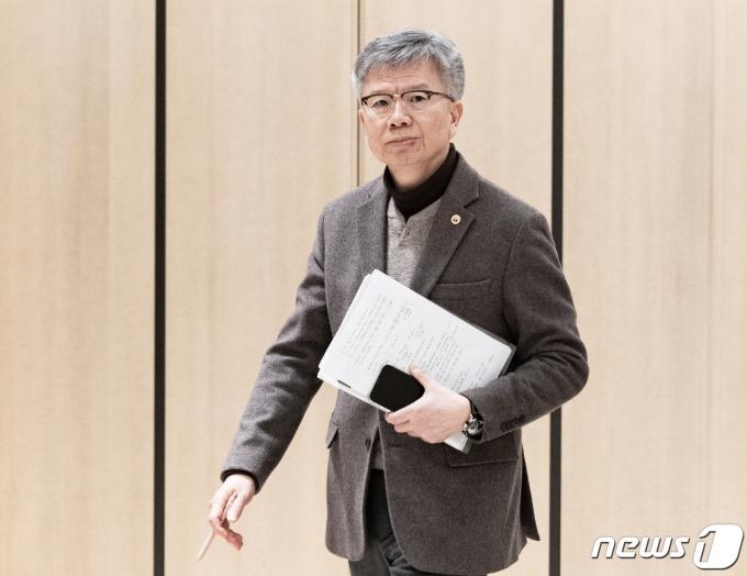 [사진] 회의 참석하는 김택우 비대위원장