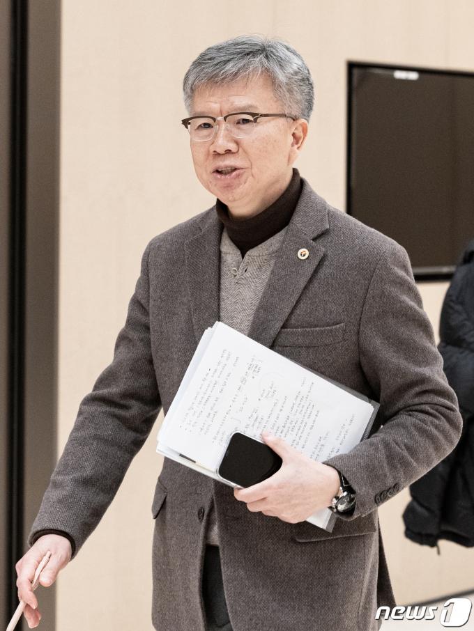 [사진] 회의장 향하는 김택우 비대위원장