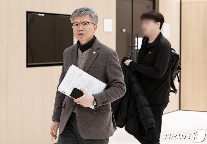 [사진] 비대위 회의 참석하는 김택우 위원장