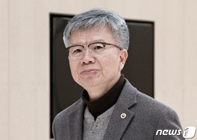 [사진] 회의실 향하는 김택우 비대위원장