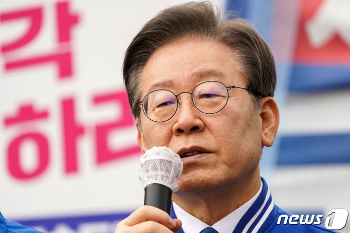 이재명 더불어민주당 대표가 7일 경기도 양평군청 앞에 마련된 '서울-양평 고속도로 국정농단 진상규명 촉구' 농성장 앞에서 발언하고 있다. (공동취재) 2024.3.7/뉴스1 ⓒ News1 구윤성 기자
