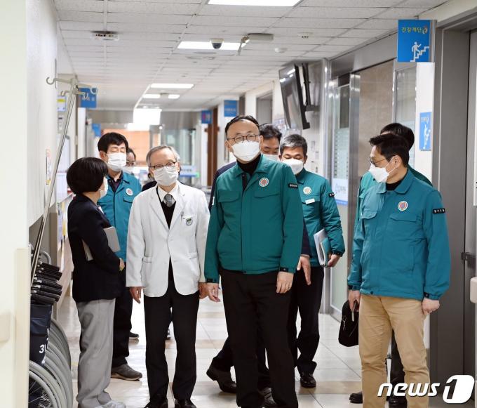 [사진] 이한경 재난안전관리본부장, 경기도의료원 파주병원 점검