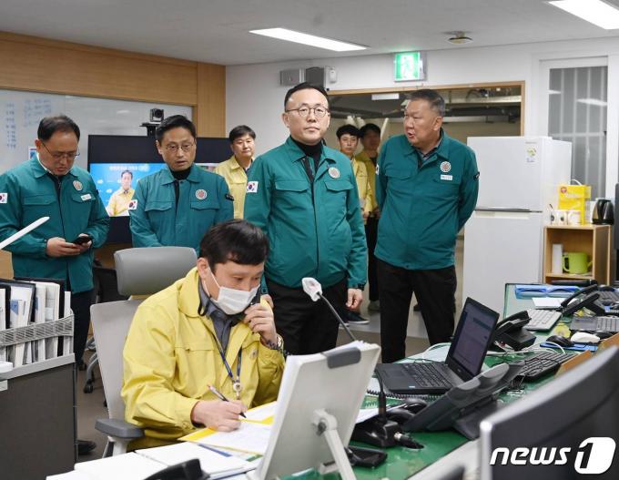 [사진] 이한경 재난안전관리본부장, 민방위경보통제소 위기대응상황실 점검