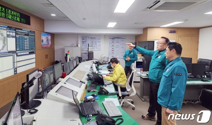 [사진] 경기북부 위기대응상황실 찾은 이한경 본부장