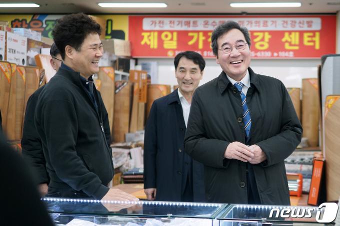 [사진] 상인들과 대화하는 이낙연 공동대표