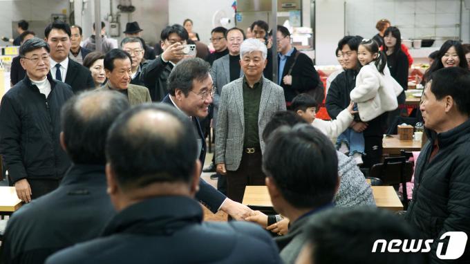[사진] 간담회 참석한 이낙연 새로운미래 공동대표