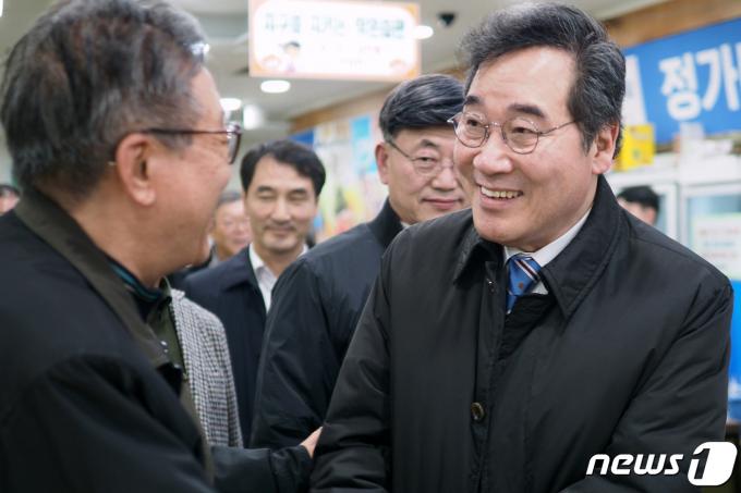 [사진] 대화 나누는 이낙연 새로운미래 공동대표