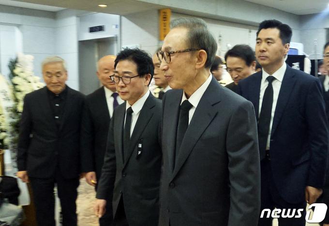 이명박 전 대통령이 9일 오후 서울 종로구 서울대학교병원 장례식장에 마련된 고 김영삼 전 대통령 부인 손명순 여사 빈소 조문을 하고 있다. 2024.3.9/뉴스1 ⓒ News1 이비슬 기자