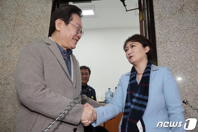 이재명 더불어민주당 대표(왼쪽)와 이언주 전 의원. 뉴스1 ⓒ News1 송원영 기자