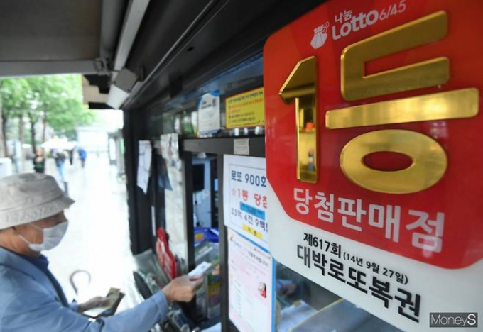 동행복권 1110회 로또 1등은 16명으로 집계됐으며 각 16억4739만원씩 수령한다. /사진=장동규 기자 