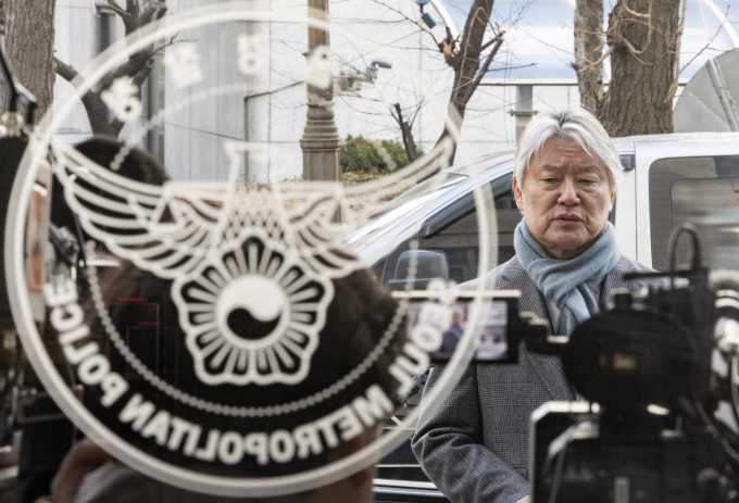 노환규 전 의협 비상대책위원회 회장이 9일 오전 경찰에 소환돼 11시간 이상 조사를 받고 밤 9시16분쯤 나왔다. 사진은 조 전 회장이 이날 경찰 조사를 받기 위해 서울경찰청 공공범죄수사대에 출석했던 모습. /사진=뉴스1