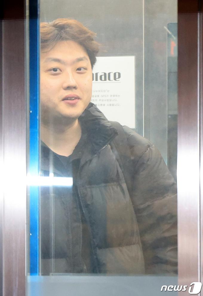 [사진] 취재진 피해 황급히 이동하는 박단 비대위원장