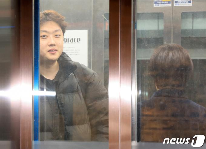 [사진] 취재진 피해 이동하는 박단 비대위원장