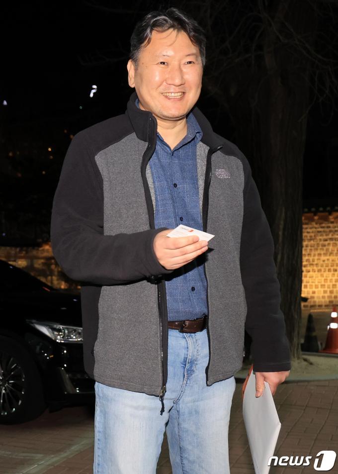 [사진] 취재진 보며 멋쩍은 미소 짓는 김창수 회장
