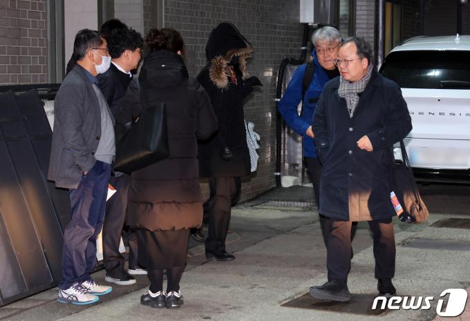 [사진] 비공개 긴급 의총 마친 의과대학 교수들