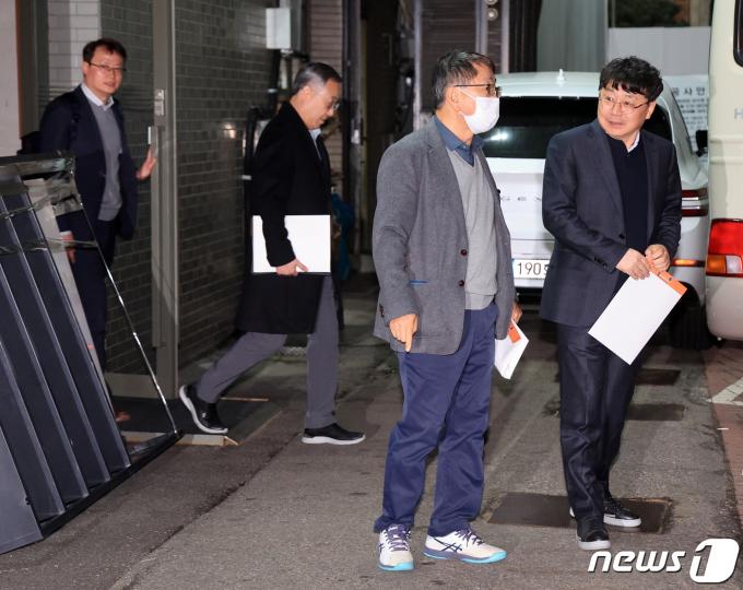 [사진] 비공개 긴급 의총 마친 의과대학 교수들