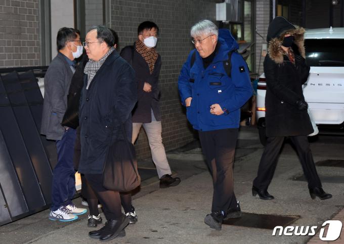 [사진] 비공개 긴급 의총 마친 의과대학 교수들