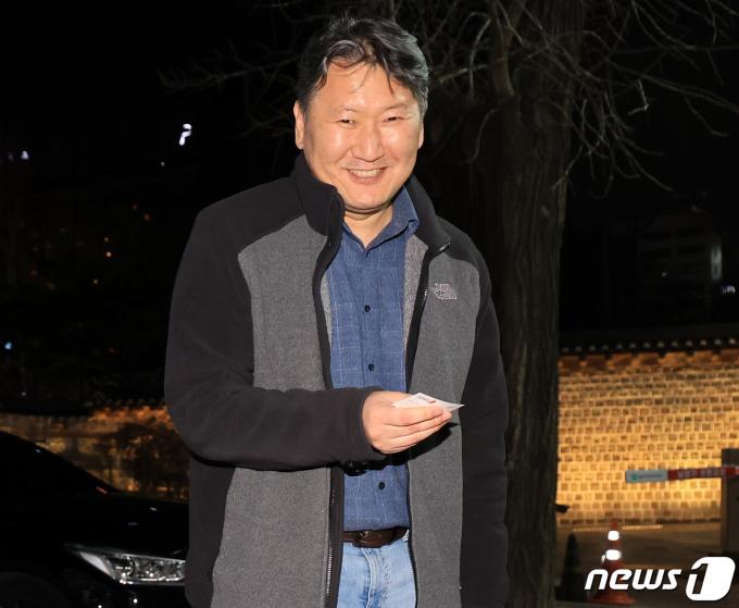 [사진] 김창수 전의교협 회장 '멋쩍은 미소만'