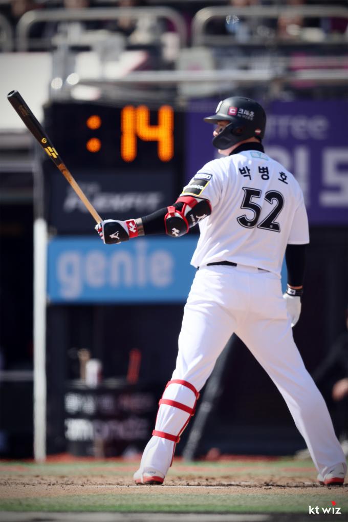 한국야구위원회(KBO)는 프로야구 시범경기부터 피치 클락을 시범 운영한다. 홈 플레이트 뒤에 설치된 전자시계. (KT 위즈 제공)