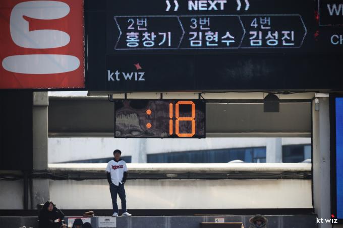 한국야구위원회(KBO)는 프로야구 시범경기부터 피치 클락을 시범 운영한다. 전광판 아래 설치된 전자시계. (KT 위즈 제공)