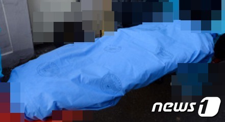 경찰이 부검을 위해 시신을 옮기는 모습. (사진은 기사 내용과 무관함) / 뉴스1 ⓒ News1