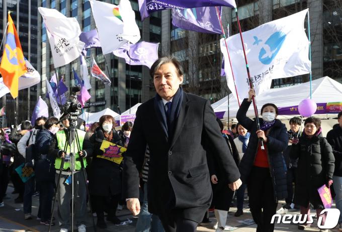 조국 조국혁신당 대표가 8일 오후 서울 청계광장에서 3.8세계여성의날을 맞아 열린 제39회 한국여성대회에서 거리행진에 참가하고 있다. 2024.3.8/뉴스1 ⓒ News1 이광호 기자