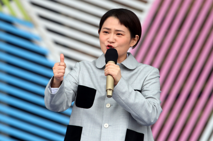 방송인 김신영이 전국노래자랑 하차 후 감사 인사를 전했다. 사진은 2022년 9월 대구 달서구 두류공원 코오롱야외음악당에서 열린 '전국노래자랑' 대구광역시 달서구 편 녹화에서 당시 첫 MC를 맡아 진행에 나섰던 김신영. /사진=뉴스1