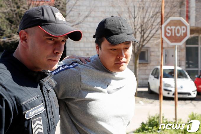 가상화폐 테라·루나 사태를 불러온 권도형 테라폼랩스 대표가 지난해 3월24일(현지시간) 수갑을 찬 채 몬테네그로 포드고리차의 고등법원에 출석하고 있다. 2023.3.25/뉴스1 ⓒ 로이터=뉴스1 ⓒ News1 구윤성 기자