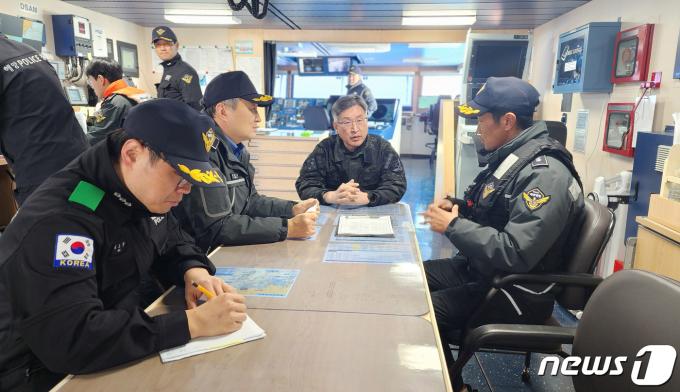 [사진] 통영해양사고 정밀수색 논의하는 김종욱 해경청장