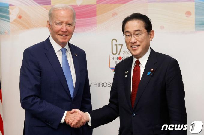 조 바이든 미국 대통령이 18일 (현지시간) 히로시마에서 열리는 G7 정상회의에 앞서 기시다 후미오 일본 총리와 만나 악수를 하고 있다. 2023.05.18 ⓒ AFP=뉴스1 ⓒ News1 우동명 기자