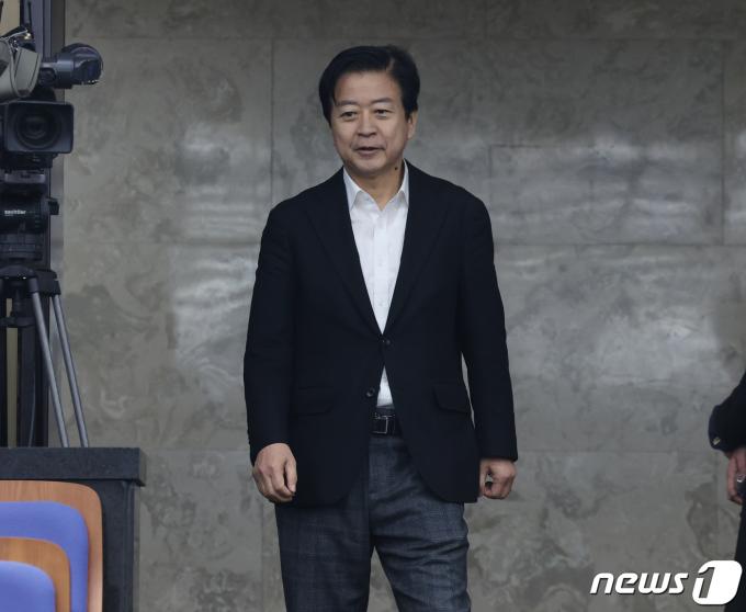 노웅래 더불어민주당 의원이 27일 서울 여의도 국회에서 열린 의원총회에 참석 하고 있다. 2024.2.27/뉴스1 ⓒ News1 송원영 기자