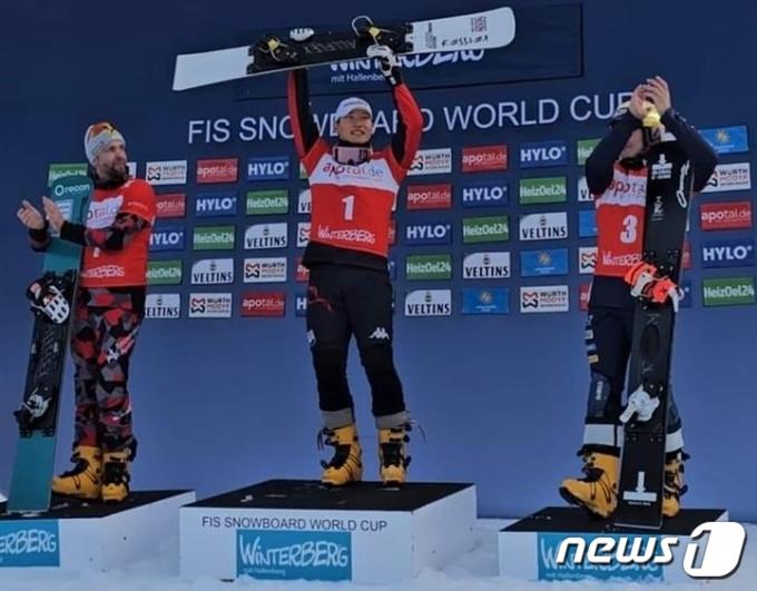 이상호(가운데)가 9일(현지시간) 열린 FIS 스노보드 월드컵에서 우승을 차지한 뒤 시상대에서 기뻐하고 있다. (대한스키협회 제공)