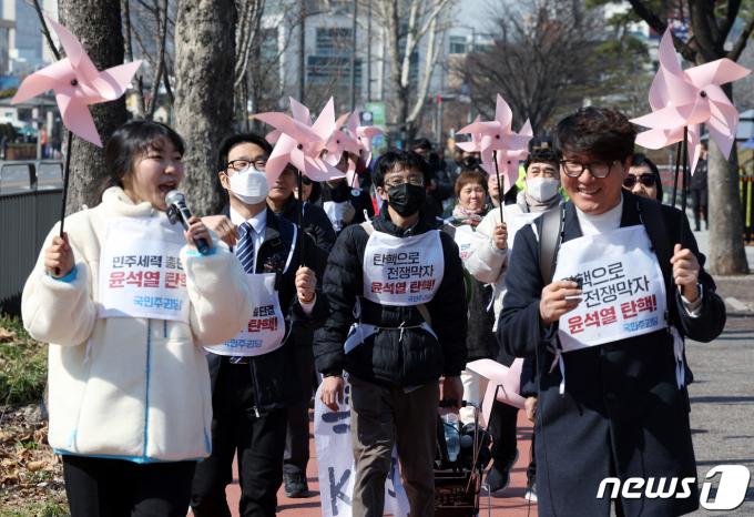 [사진] 한미연합훈련 중단 촉구 행진