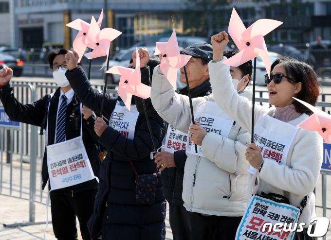 [사진] 한미연합훈련 중단 촉구 외침