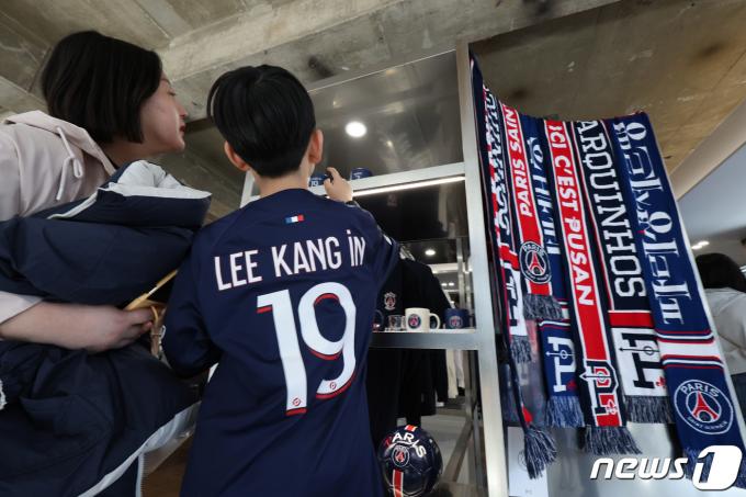 [사진] 축구 꿈나무를 위한 PSG 플래그십 스토어