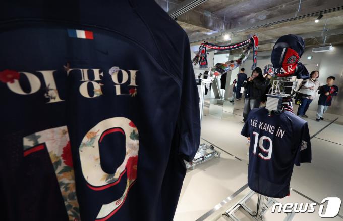 [사진] PSG 이강인 유니폼을 만나다