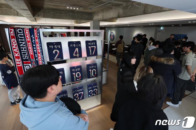 [사진] PSG 유니폼부터 응원도구까지