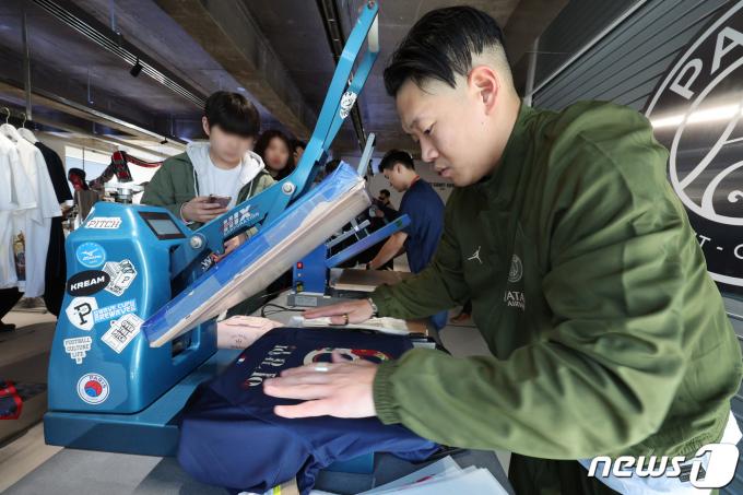 [사진] 직접 만드는 이강인 한글 유니폼