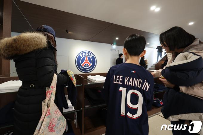 [사진] PSG 용품 만날 수 있는 공식 플래그십 스토어