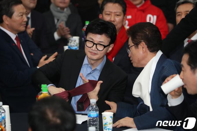 한동훈 국민의힘 비상대책위원장이 지난 1월 오후 대구 북구 엑스코에서 열린 대구시당·경북도당 신년인사회에 참석해 이철우 경북도지사와 대화 도중 넥타이를 풀어 손으로 감고 있다. 2024.1.2/뉴스1 ⓒ News1 공정식 기자