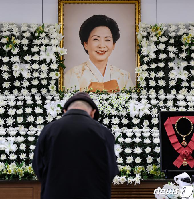 [사진] 손명순 여사 빈소에 조문 발길…오는 11일 발인