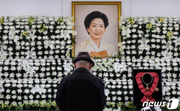 [사진] 故 손명순 여사 빈소 조문 발길 계속