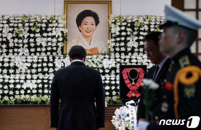 [사진] 故 손명순 여사 빈소 조문 발길