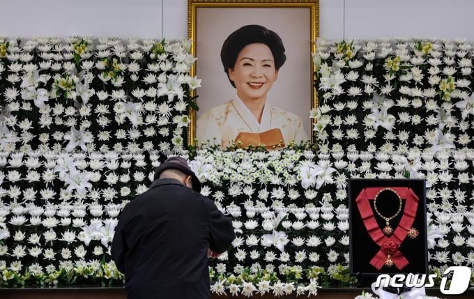 [사진] 故 손명순 여사 빈소 조문 발길 계속