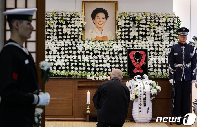 [사진] 故 손명순 여사 빈소 조문 발길