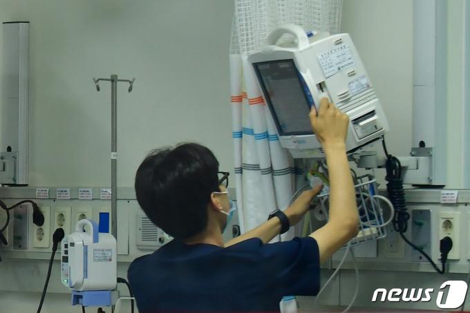 해군포항병원 의료진들이 의료장비를 점검하고 있다. 2024.2.20/뉴스1 ⓒ News1 최창호 기자